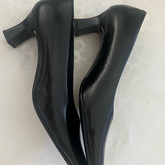 Liz Claiborne “Villager” leather pump size 9M worn 1 time! - Picture 6 of 11